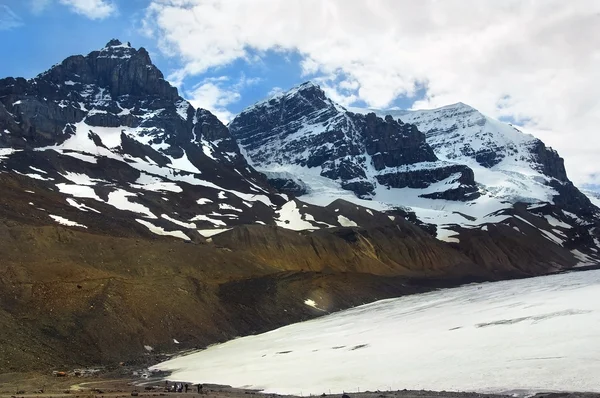 Ośnieżone szczyty górskie canadian rockies — Zdjęcie stockowe