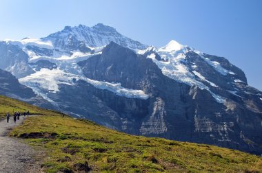 İsviçre Alpleri'nde karlı zirveleri