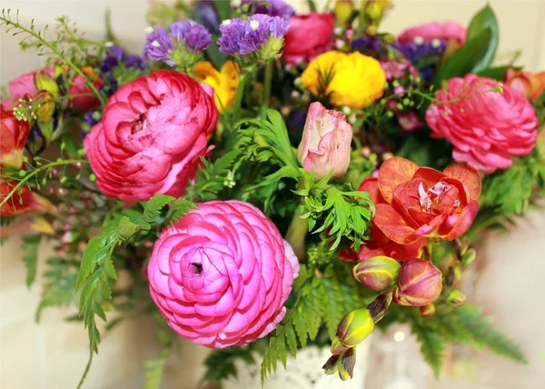 En bukett av färgglada blommor — Stockfoto