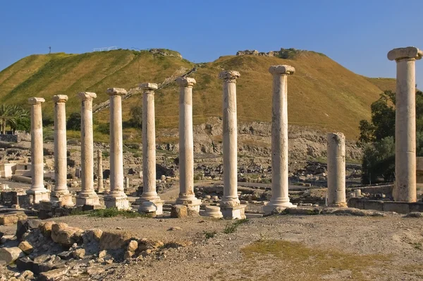 Римськими колонами в Ізраїлі Бейт-Шеан — стокове фото