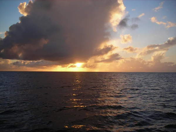 Dramatic sunset on Caribbean sea — Stock Photo, Image