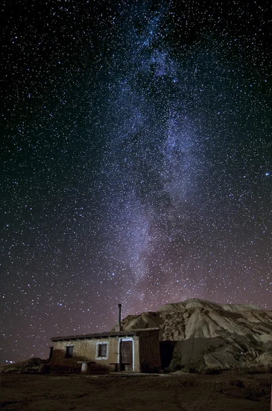 Shepherd hut at desert night — Stock Photo, Image