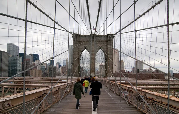 Caminar por el puente de Brooklyn — Foto de Stock