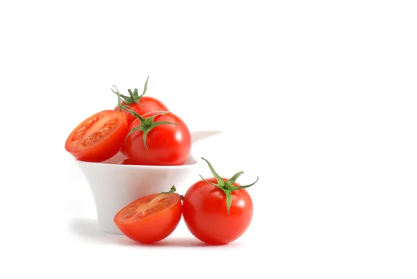 Tomates cereja isolados sobre branco — Fotografia de Stock