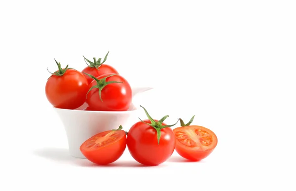 Черри помидоры изолированы над белым — стоковое фото