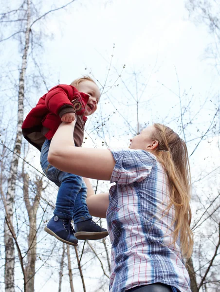 Mother, son, and sky — Stock Photo, Image