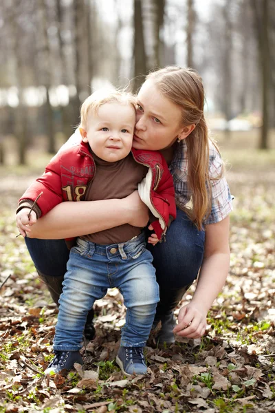 Giovane madre e figlio — Foto Stock
