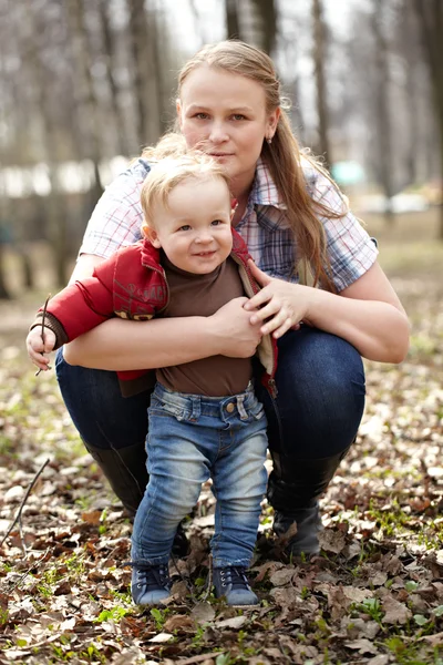 年轻的母亲和儿子 — 图库照片