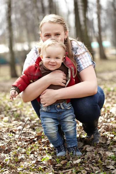 Молодая мать и сын — стоковое фото