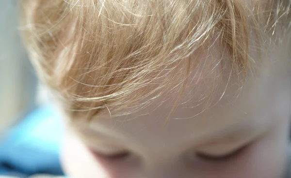 Sarı saçlı çocuk — Stok fotoğraf