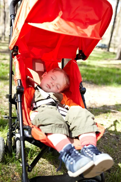 Chico duerme el buggy — Foto de Stock