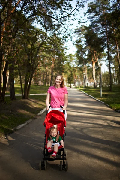 Souriant garçon et maman — Photo