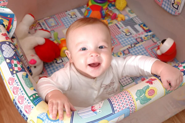 微笑着小孩玩中的婴儿床，家庭场景 — 图库照片