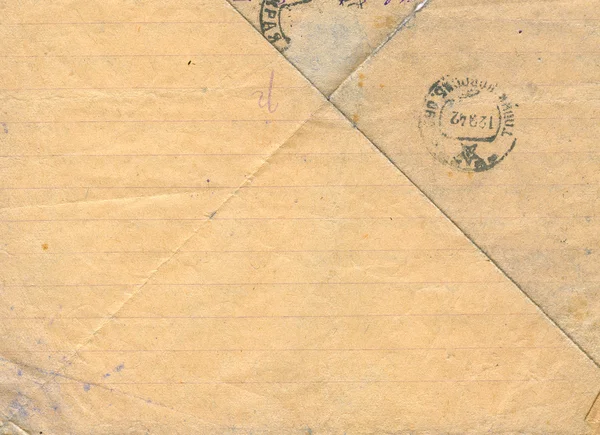 Vintage liniert schmutzig-gelbes Postpapier mit Briefmarken. — Stockfoto