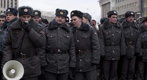 Moskou - 24 december: politieagenten met megafoon op het werk. — Stockfoto