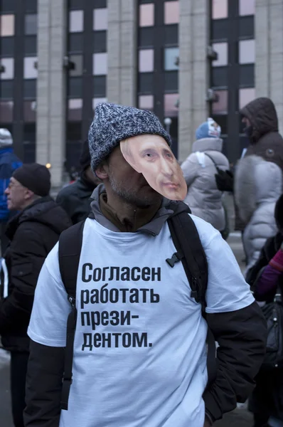 MOSCÚ - 24 DE DICIEMBRE: El manifestante con la máscara de Putin en su fac — Foto de Stock