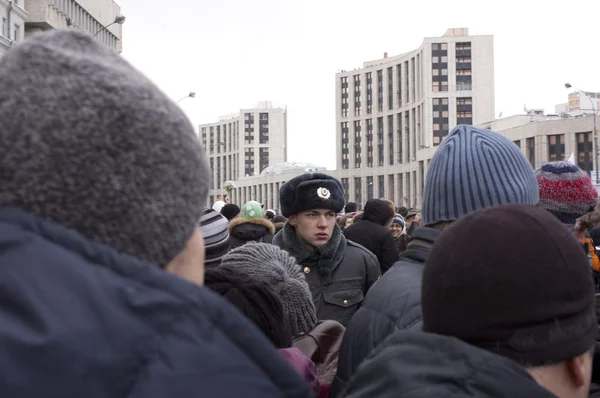 Moskau - 24. Dezember: Polizist beobachtet die Menge. — Stockfoto