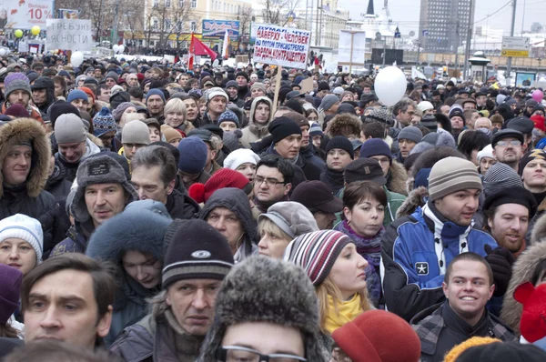 Moskau - 24. Dezember: 120 000 Demonstranten gehen auf die Straße. — Stockfoto