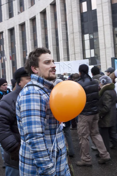 MOSCOW - DECEMBER 24: Man with a balloon. 120 thousands of prote — Stock Photo, Image