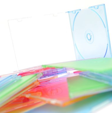 Beyaz arkaplanda izole edilmiş disk yığını