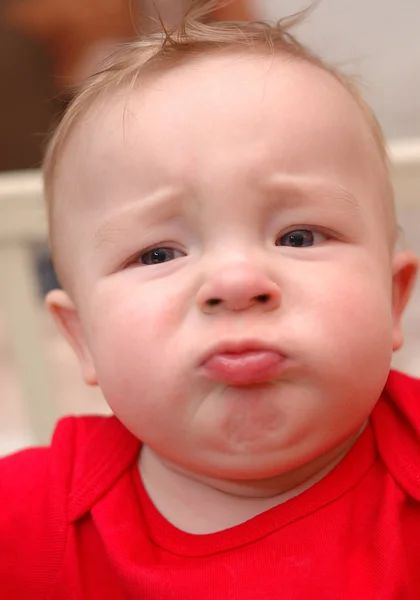 Primer plano de infeliz chico caucásico en camiseta roja . —  Fotos de Stock