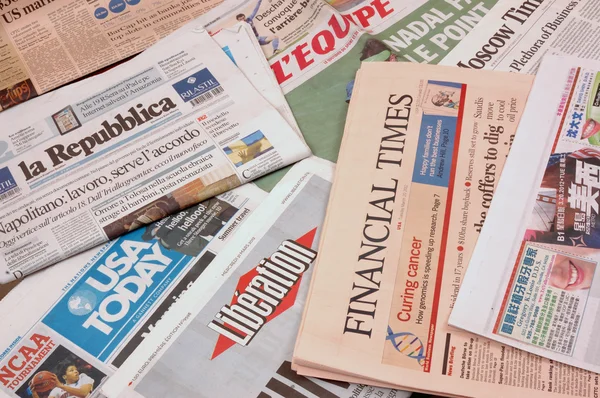 Zeitungen aus aller Welt — Stockfoto