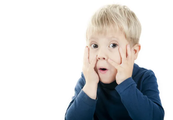 Retrato de um menino com uma expressão surpresa em seu rosto — Fotografia de Stock