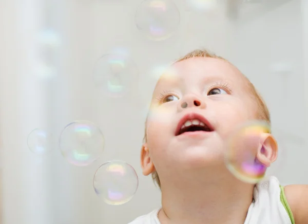Мыльные пузыри и мальчик — стоковое фото