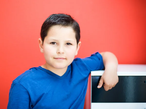 Προσωπογραφία αγοριού σε κόκκινο φόντο — Φωτογραφία Αρχείου