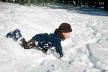 kar ile oynayan çocuk
