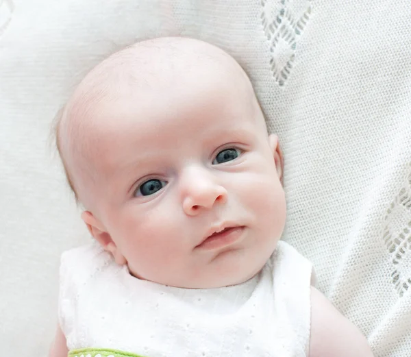 Маленький мальчик с голубыми глазами — стоковое фото