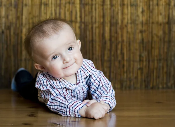 De kleine vrolijke jongen — Stockfoto