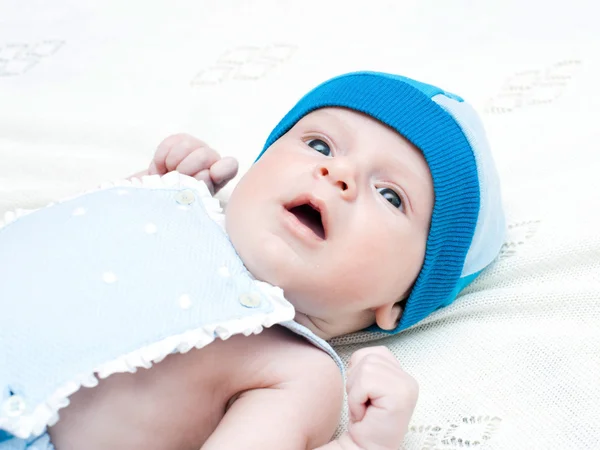 Retrato de um bebê na tampa — Fotografia de Stock