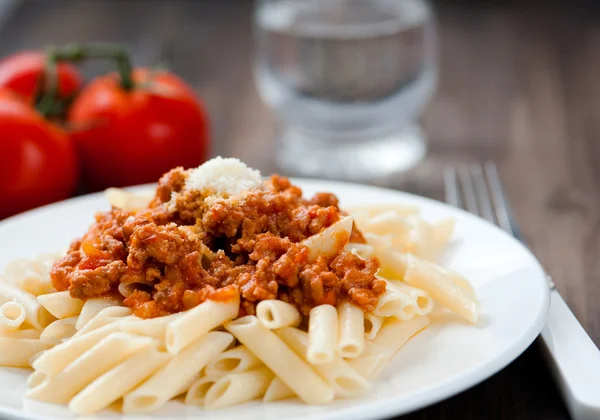 配肉和西红柿的意大利面 — 图库照片