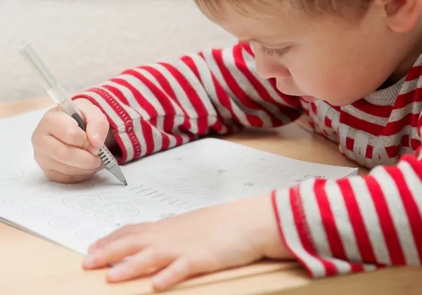 Mały chłopiec nauki pisania — Zdjęcie stockowe