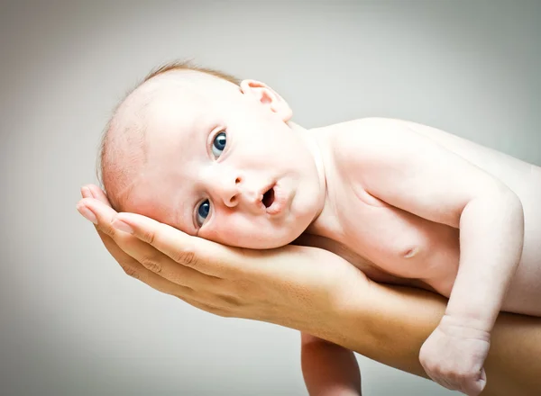 Dítě leží na ruku — Stock fotografie