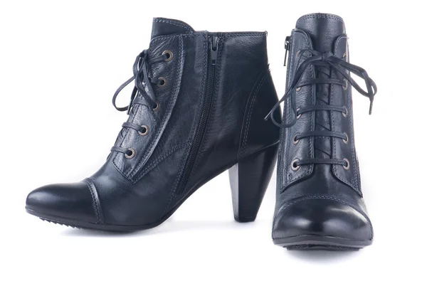 Elegantní černé boty s podpatky na bílém pozadí, samostatný — Stock fotografie