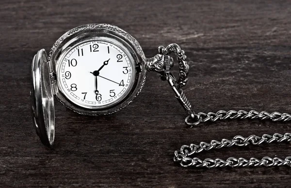 Alte Uhr und Kette — Stockfoto