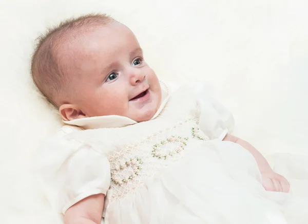 Il piccolo bambino allegro su uno sfondo bianco — Foto Stock