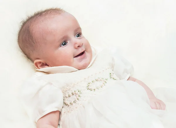 A pequena criança alegre em um contexto branco — Fotografia de Stock