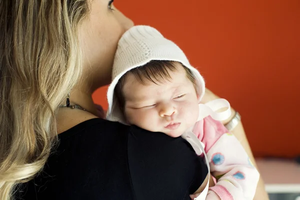A menina recém-nascida a mãos na mãe — Fotografia de Stock