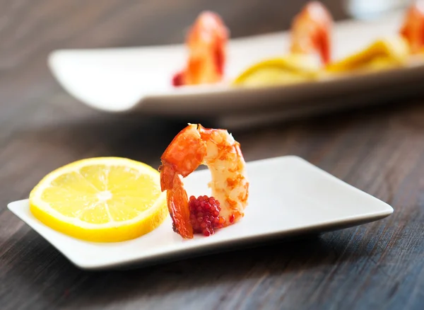 Snack of shrimp and caviar — Stock Photo, Image