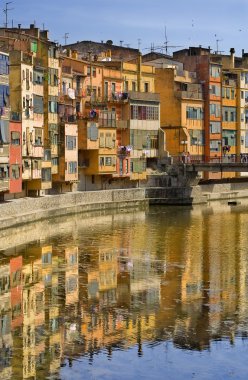 Girona evleri nehire yansıtıyordu. Catalonia. İspanya