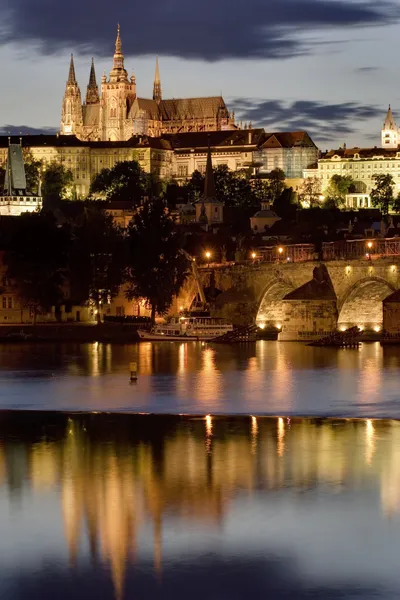 夜のプラハ城 — ストック写真