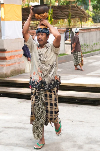 Balinese Man Carrying Offerings On His Head — Stock Photo, Image