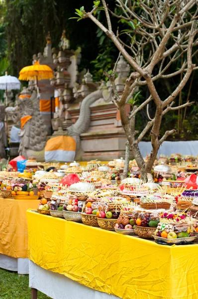 Offering in Bali Hindu temple — Stock Photo, Image