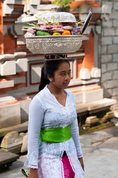 Balinese mulher carregando ofertas na cabeça dela — Fotografia de Stock