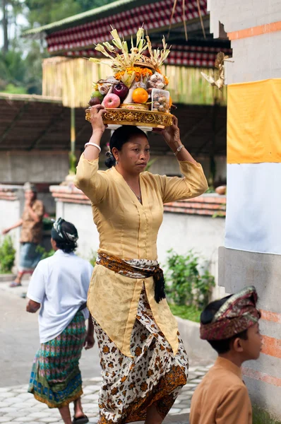 Balinese Woman Carrying Offerings On Her Head — Stock Photo, Image