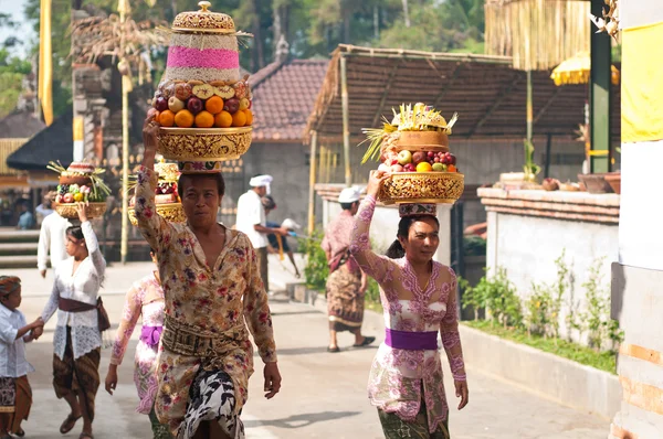 Балийская женщина с приношениями на голове — стоковое фото