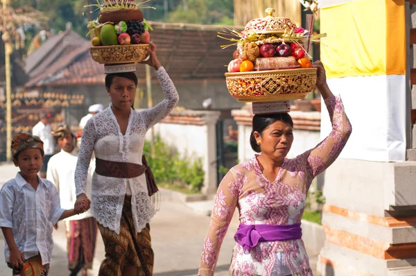 stock image Balinese Woman Carrying Offerings On Her Head